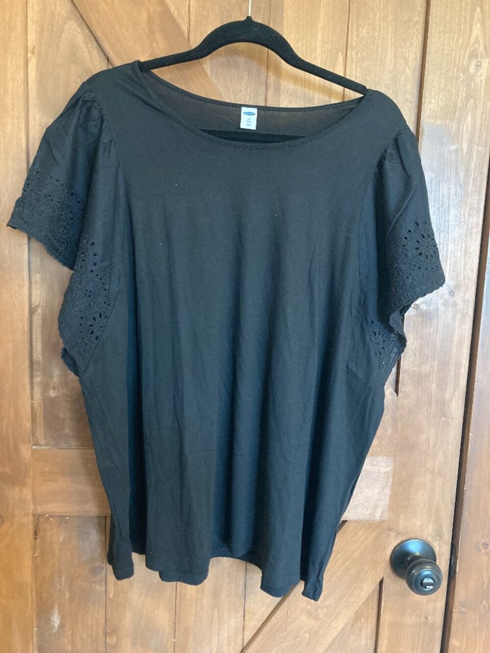 OLD NAVY BLACK SCOOP NECK TOP W/CUT OUT CAP SLEEVE DETAIL, 2X PLUS